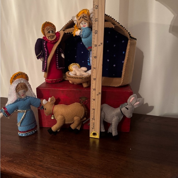 Bucilla Felt Nativity handmade - Picture 9 of 12